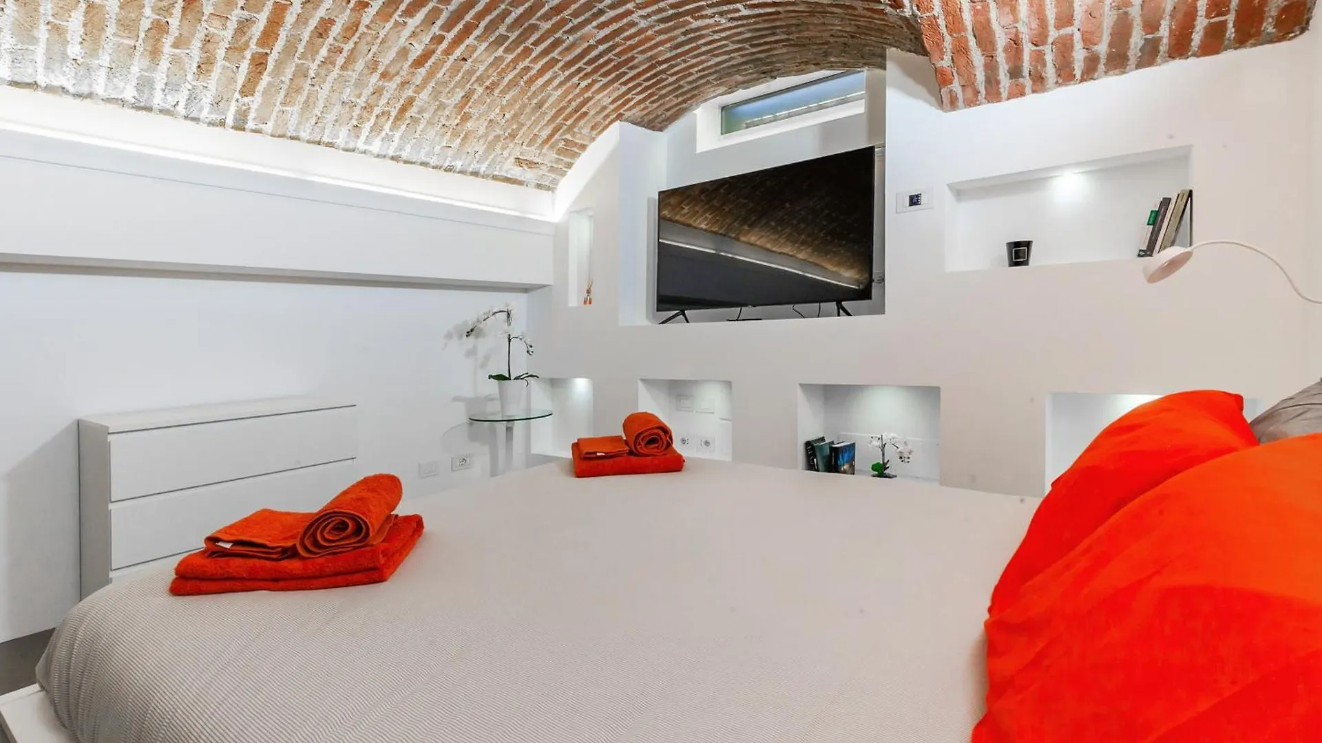 Orange Milano M3 Duomo 12 Min Apartment 0*, Milan Italy